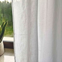 Biała zasłona lniana Linen White przy oknie, naturalna dekoracja okienna do salonu, sypialni i wnętrz w stylu skandynawskim