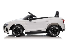 Białe Audi E-Tron GT na akumulator dla dzieci – widok boczny pojazdu