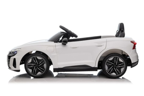 Białe Audi E-Tron GT na akumulator dla dzieci – widok boczny pojazdu