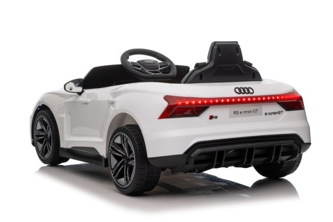 Tył auta na akumulator Audi E-Tron GT z listwą świetlną LED