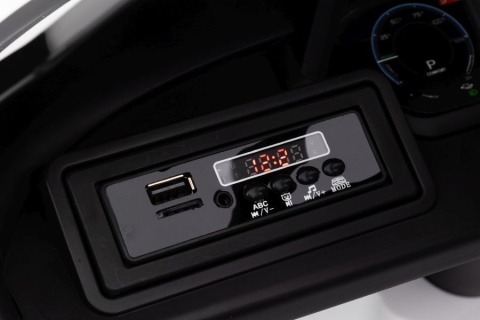 Panel muzyczny MP3 i USB w samochodzie Audi E-Tron GT na akumulator