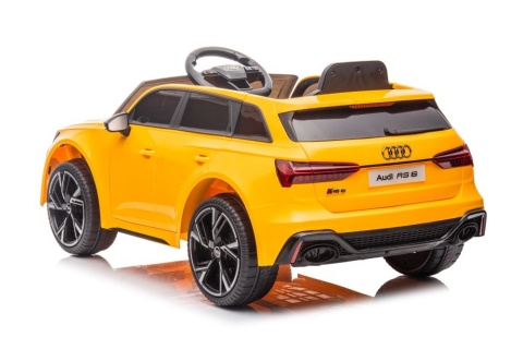 Audi RS6 na akumulator dla dziecka w kolorze żółtym – widok z tyłu pod kątem. Samochód elektryczny