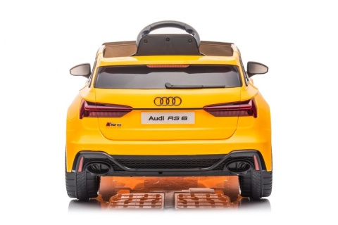 Tył żółtego Audi RS6 na akumulator dla dziecka. Pojazd elektryczny dla dzieci z realistycznymi światłami i sportowym wyglądem.