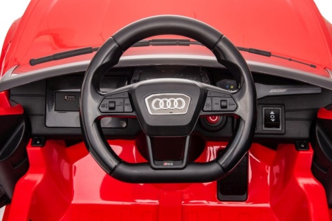 Kierownica z logo Audi w samochodzie Audi RS6 na akumulator dla dziecka. Realistyczne wnętrze inspirowane prawdziwym autem.