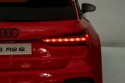 Tylne światło LED w czerwonym Audi RS6 na akumulator dla dziecka. Realistyczne oświetlenie zwiększające atrakcyjność pojazdu.