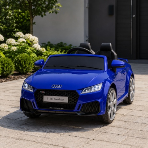 Ciemnoniebieskie Audi TT RS na akumulator dla dzieci na podjeździe przed domem