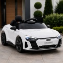 Białe Audi E-Tron GT na akumulator dla dzieci na nowoczesnym tarasie przy domu