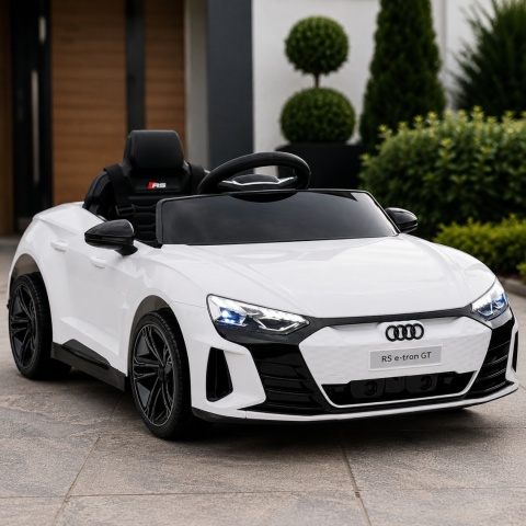 Białe Audi E-Tron GT na akumulator dla dzieci na nowoczesnym tarasie przy domu