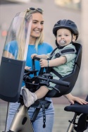 Dziecko w foteliku rowerowym przednim Bobike GO Mini podczas jazdy na rowerze