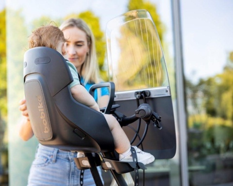 Fotelik rowerowy Bobike GO Mini zamontowany na rowerze – widok z tyłu