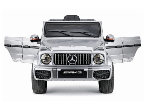 Auto na akumulator Mercedes AMG G63 srebrne – widok z przodu z otwartymi drzwiami i światłami LED.