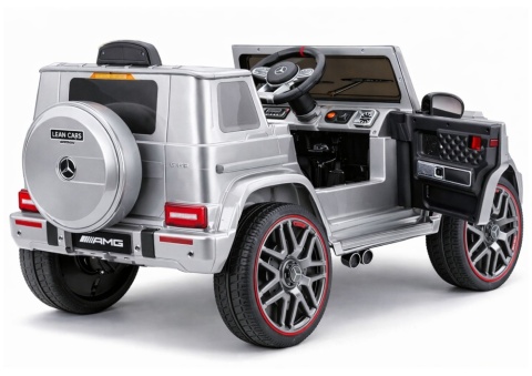 Wnętrze auta Mercedes AMG G63 na akumulator – kierownica, panel sterowania i wyposażenie multimedialne.