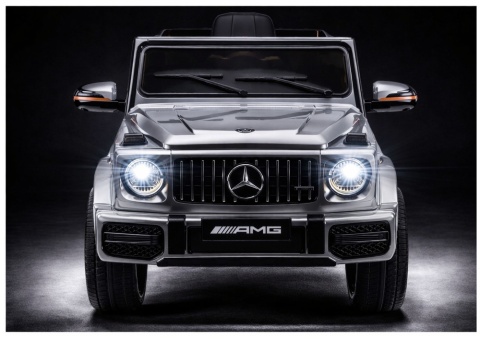 Mercedes AMG G63 na akumulator srebrny z włączonym oświetleniem LED – realistyczny wygląd auta dla dzieci.