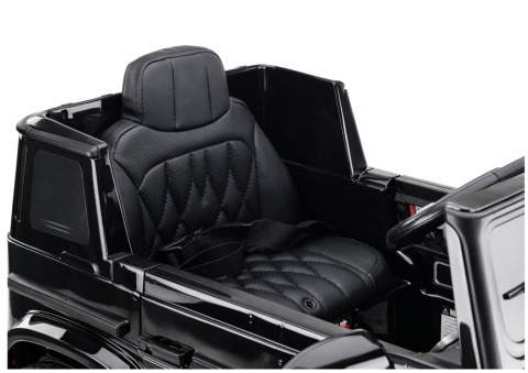 Pikowane siedzenie z ekoskóry w Mercedesie AMG G63 na akumulator.