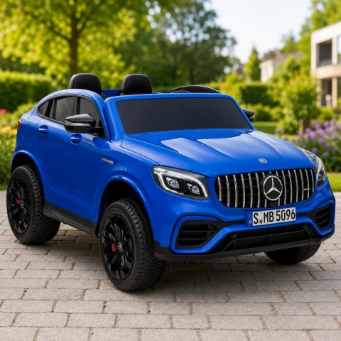 Niebieski Mercedes GLC 63S na akumulator dla dzieci w ogrodowej aranżacji