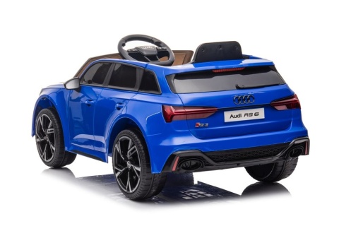 Niebieskie Audi RS6 na akumulator dla dziecka – widok z tyłu pod kątem. Licencjonowany pojazd elektryczny