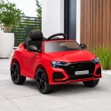 Czerwone Audi RS Q8 na akumulator dla dzieci na nowoczesnym tarasie przy domu – licencjonowane autko elektryczne z pilotem