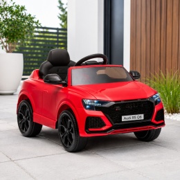 Czerwone Audi RS Q8 na akumulator dla dzieci na nowoczesnym tarasie przy domu – licencjonowane autko elektryczne z pilotem