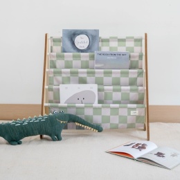 Biblioteczka dziecięca Montessori w miętową kratkę z książeczkami i zabawką krokodyla