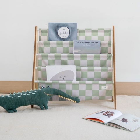 Biblioteczka dziecięca Montessori w miętową kratkę z książeczkami i zabawką krokodyla
