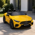 Żółty Mercedes AMG SL63 na akumulator dla dzieci z czarnymi kołami i sportowym designem