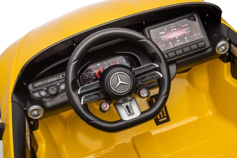 Panel sterowania i ekran multimedialny w Mercedesie AMG SL63 na akumulator