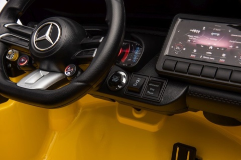 Wnętrze żółtego Mercedesa AMG SL63 z dwuosobowym siedzeniem dla dzieci