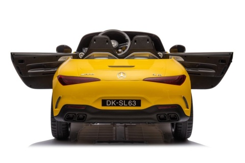 Otwierane drzwi i wnętrze Mercedesa AMG SL63 na akumulator
