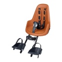 Dziecko w foteliku rowerowym Bobike One Mini cinnamon brown zamontowanym z przodu roweru