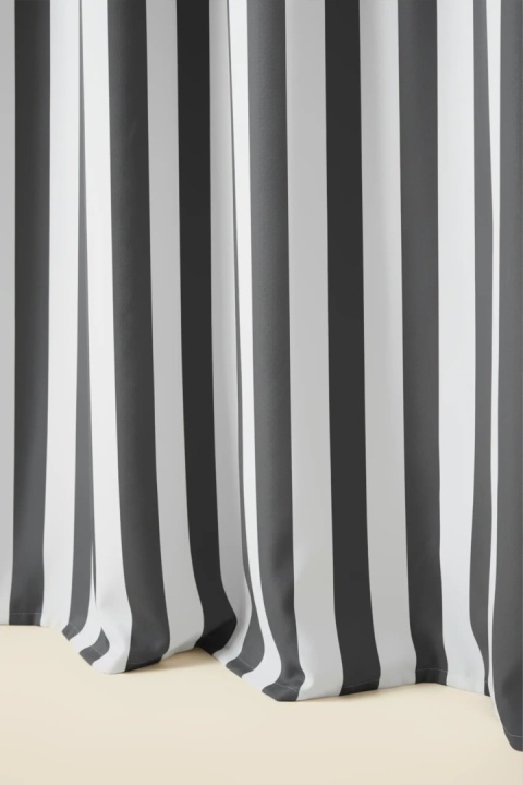 Tkanina zasłony tarasowej STRIPES w grafitowo-białe pasy – zbliżenie materiału