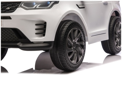 Miękkie koła EVA w białym samochodzie na akumulator Land Rover Discovery