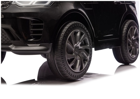 Miękkie koła EVA w czarnym samochodzie na akumulator Land Rover Discovery