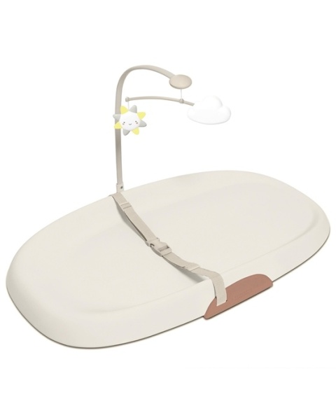 Mata do przewijania Shnuggle Squishy Ivory z pałąkiem sensorycznym i pasem bezpieczeństwa