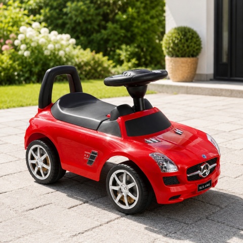 Czerwony jeździk Mercedes-Benz SLS AMG dla dzieci na tarasie w ogrodzie