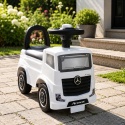 Biały jeździk Mercedes Actros dla dzieci na tarasie w ogrodzie