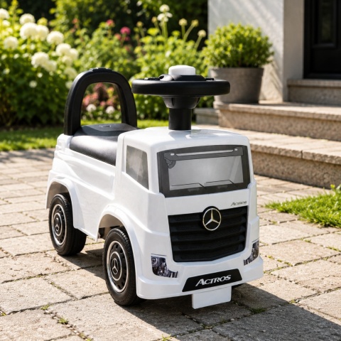 Biały jeździk Mercedes Actros dla dzieci na tarasie w ogrodzie