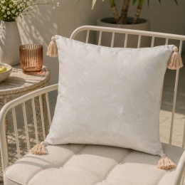 Beżowa poszewka ogrodowa Gaia Beige Flower 45x45 cm z chwostami na fotelu tarasowym