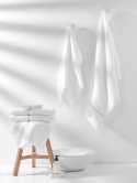 Komplet białych ręczników LIBRE ze złotą bizą w eleganckiej aranżacji łazienkowej