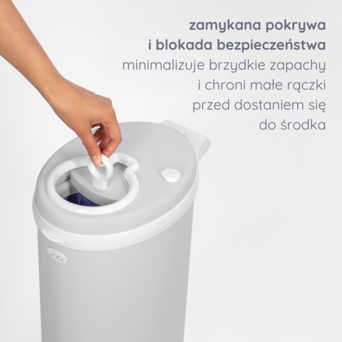 Szary kosz na pieluchy Ubbi z zamykaną pokrywą i blokadą bezpieczeństwa dla dzieci