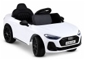 Białe Audi A5L na akumulator dla dziecka – widok z przodu pod kątem, sportowy samochód elektryczny z czarnymi felgami.