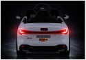 Audi A5L na akumulator dla dziecka z włączonymi tylnymi światłami LED.