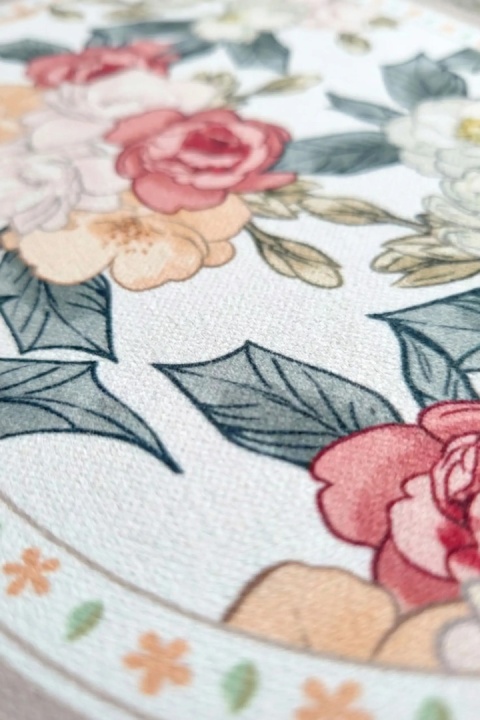 Detal dywanika FLORAL 50x80 cm z trwałym nadrukiem i kwiatowym motywem