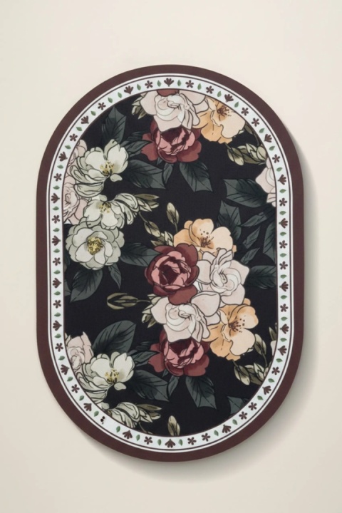 Uniwersalny dywanik dekoracyjny FLORAL Dark 50x80 cm z ciemnym kwiatowym wzorem.