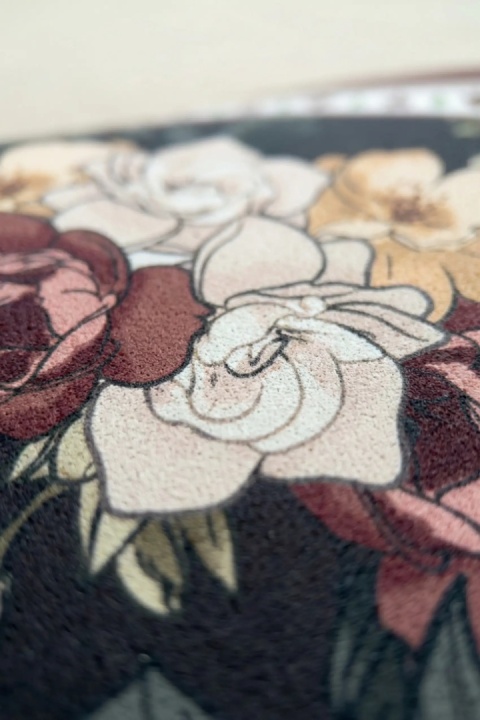 Struktura materiału dywanika dekoracyjnego FLORAL Dark z trwałym nadrukiem kwiatowym.