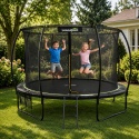 Trampolina ogrodowa Leansport 487 cm z siatką bezpieczeństwa – dzieci bawiące się w ogrodzie