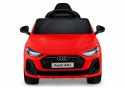 Przód czerwonego pojazdu na akumulator Audi A5L z reflektorami LED i licencjonowanym grillem Audi.