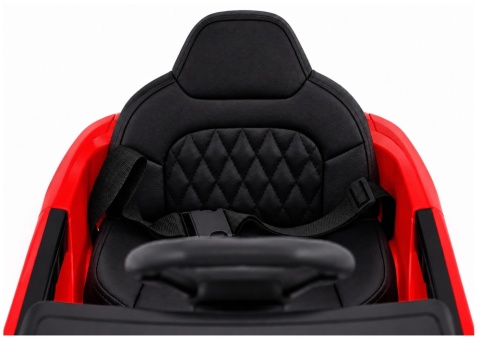 Miękki fotel z ekoskóry i pas bezpieczeństwa w samochodzie na akumulator Audi A5L.