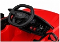 Kierownica i panel sterowania w czerwonym Audi A5L na akumulator dla dzieci.