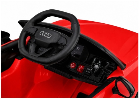 Kierownica i panel sterowania w czerwonym Audi A5L na akumulator dla dzieci.