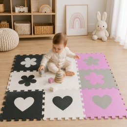 Niemowlę bawiące się na szaro-różowej macie piankowej EVA z puzzli w pokoju dziecięcym – miękka mata do raczkowania